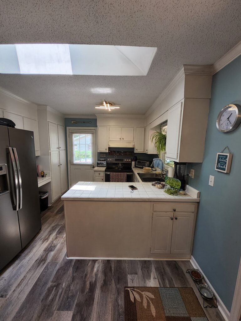 Kitchen countertop and cabinets before remodeling